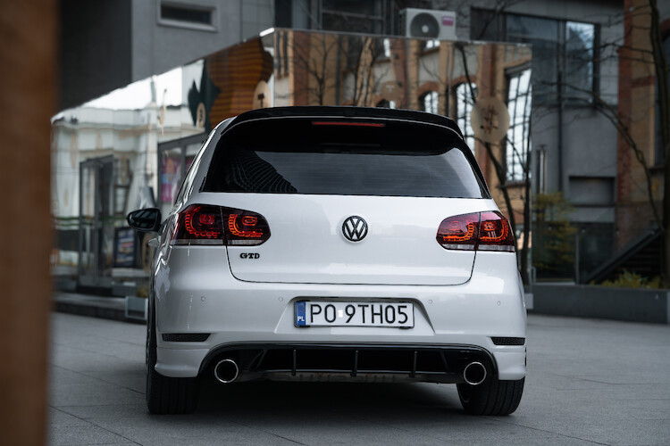 Volkswagen Golf VI – bogate wyposażenie standardowe i wysoki poziom bezpieczeństwa